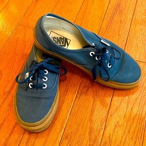 VANS front shoelace closure women shoe